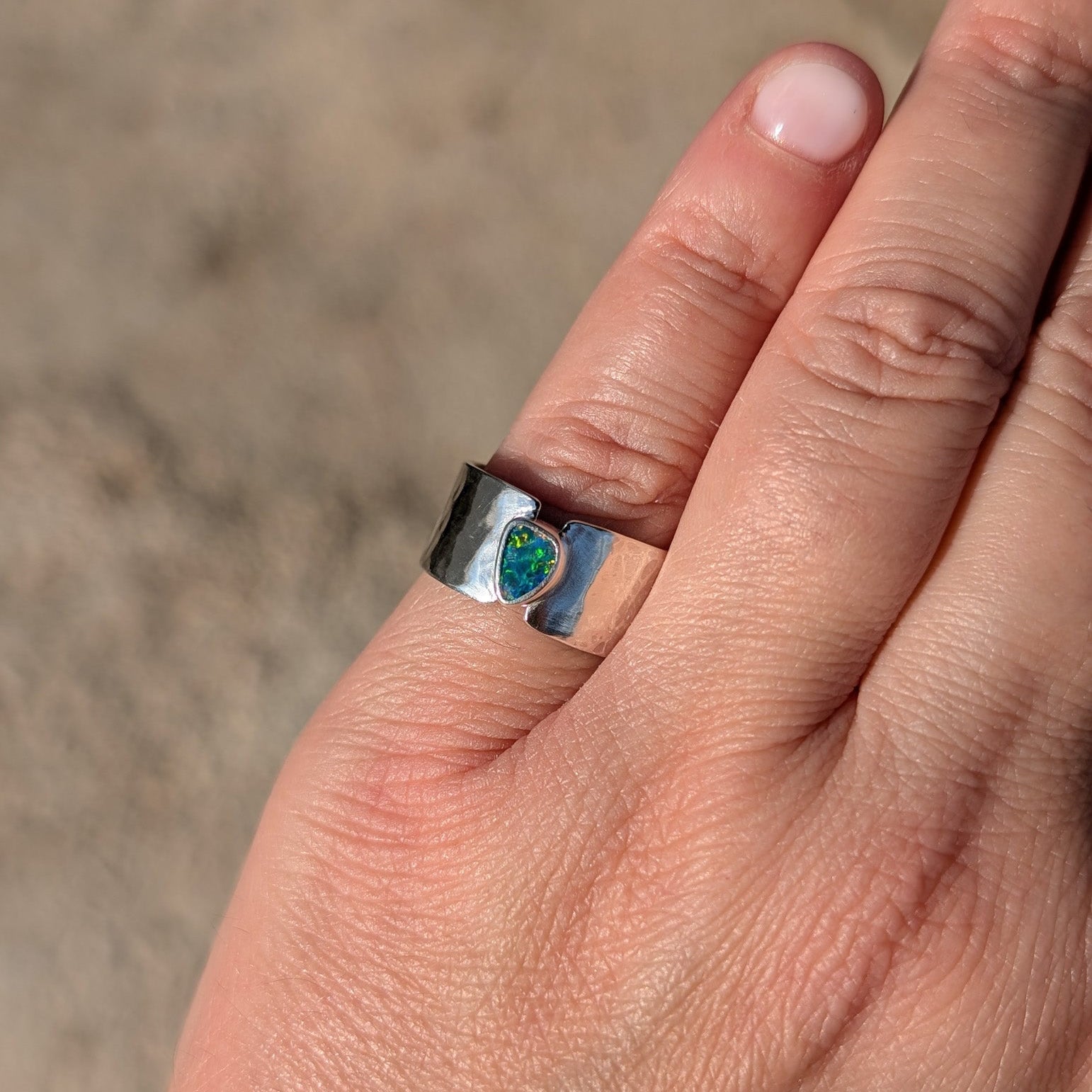 Anillo de plata con doblete de opalo australiano