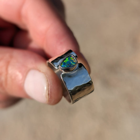 Anillo de plata con doblete de opalo australiano
