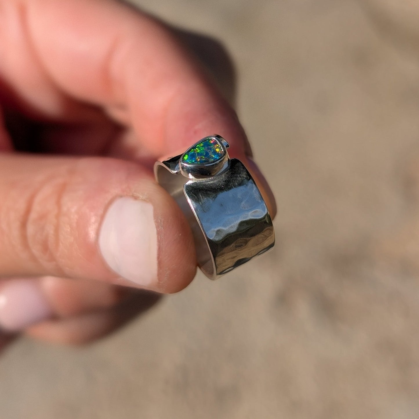 Anillo de plata con doblete de opalo australiano