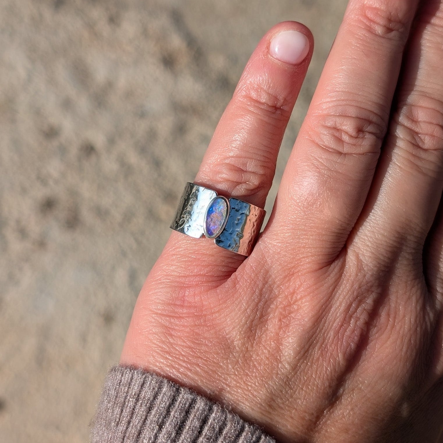 Anillo de plata con opalo asutraliano de tubo (Pipe opal)