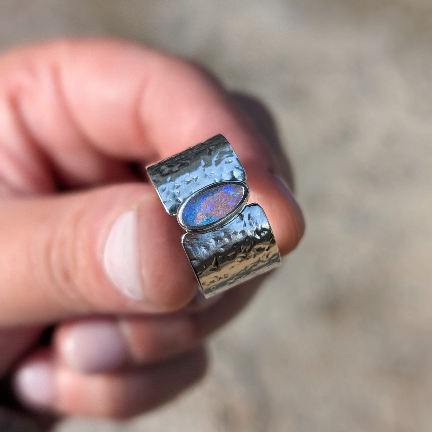 Anillo de plata con opalo asutraliano de tubo (Pipe opal)
