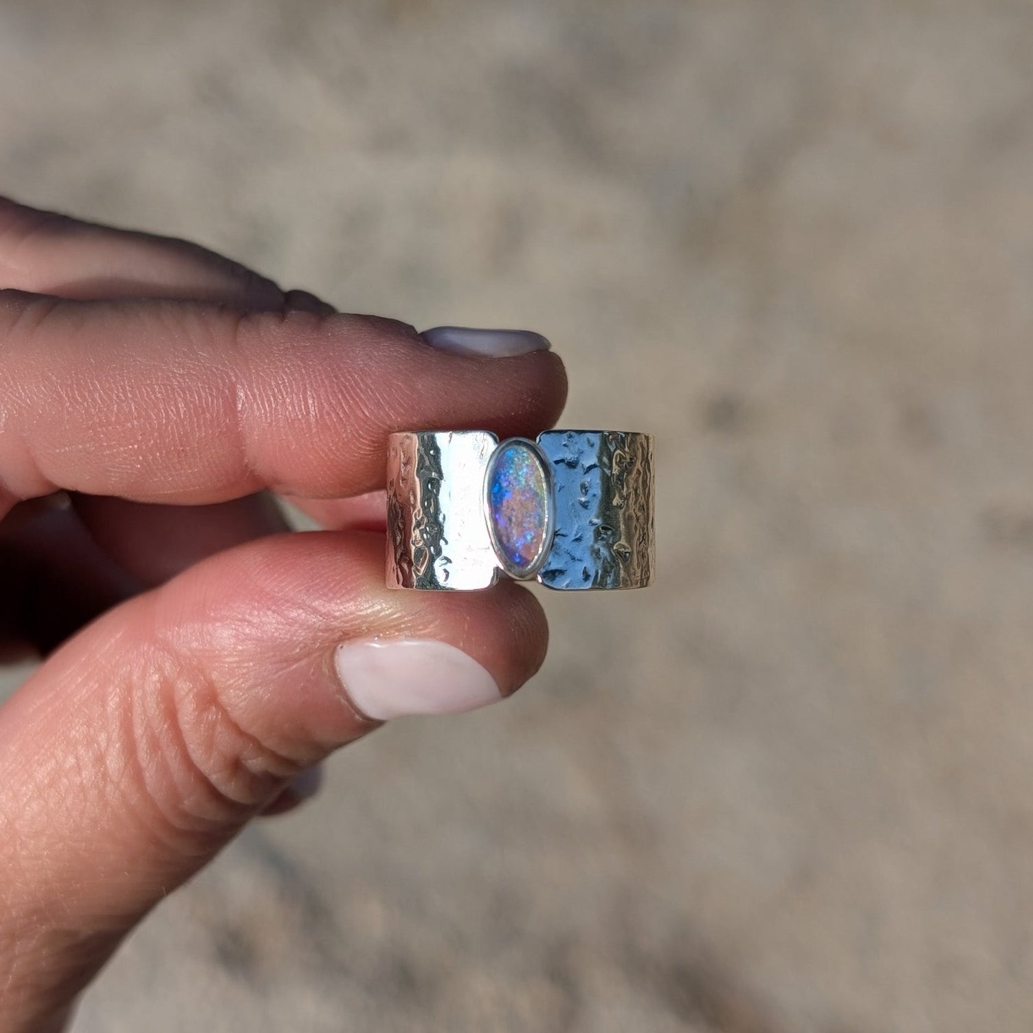 Anillo de plata con opalo asutraliano de tubo (Pipe opal)