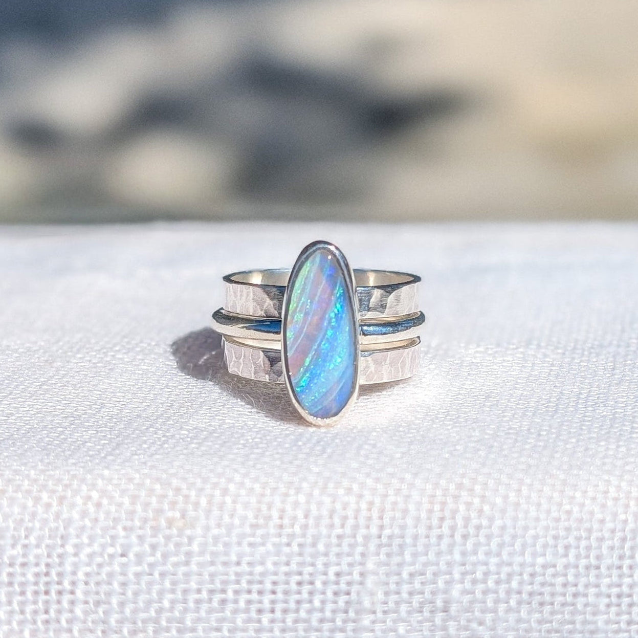 Anillo de plata con ópalo boulder