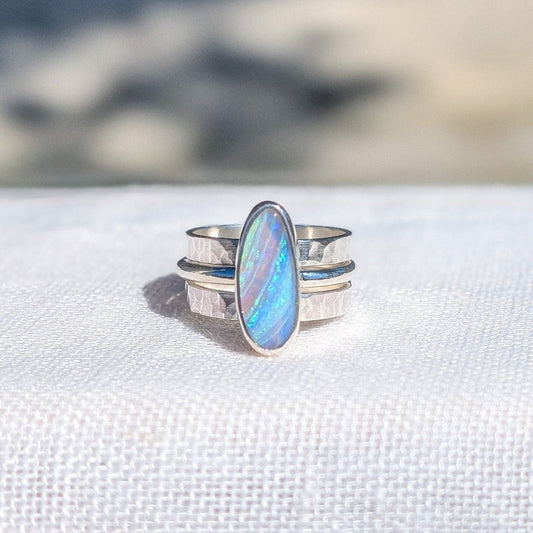 Anillo de plata con ópalo boulder