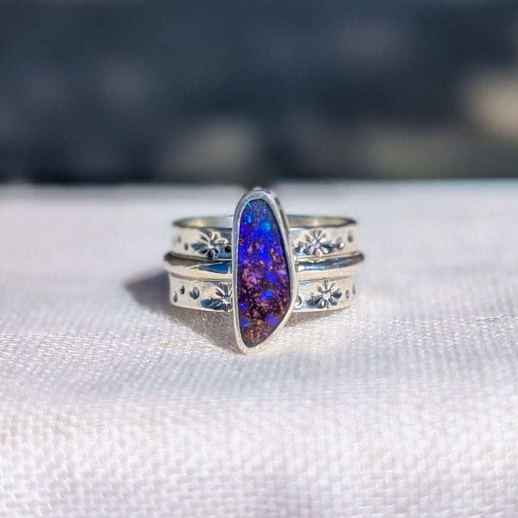 Anillo de plata con ópalo boulder australiano