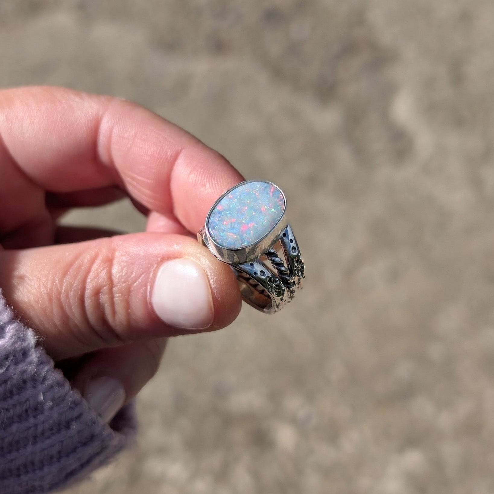 Anillo de plata con doblete de ópalo australiano