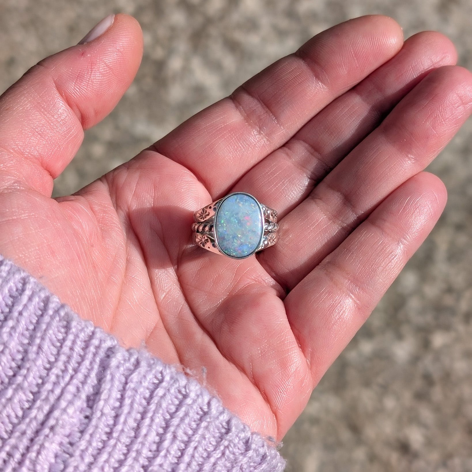 Anillo de plata con doblete de ópalo australiano