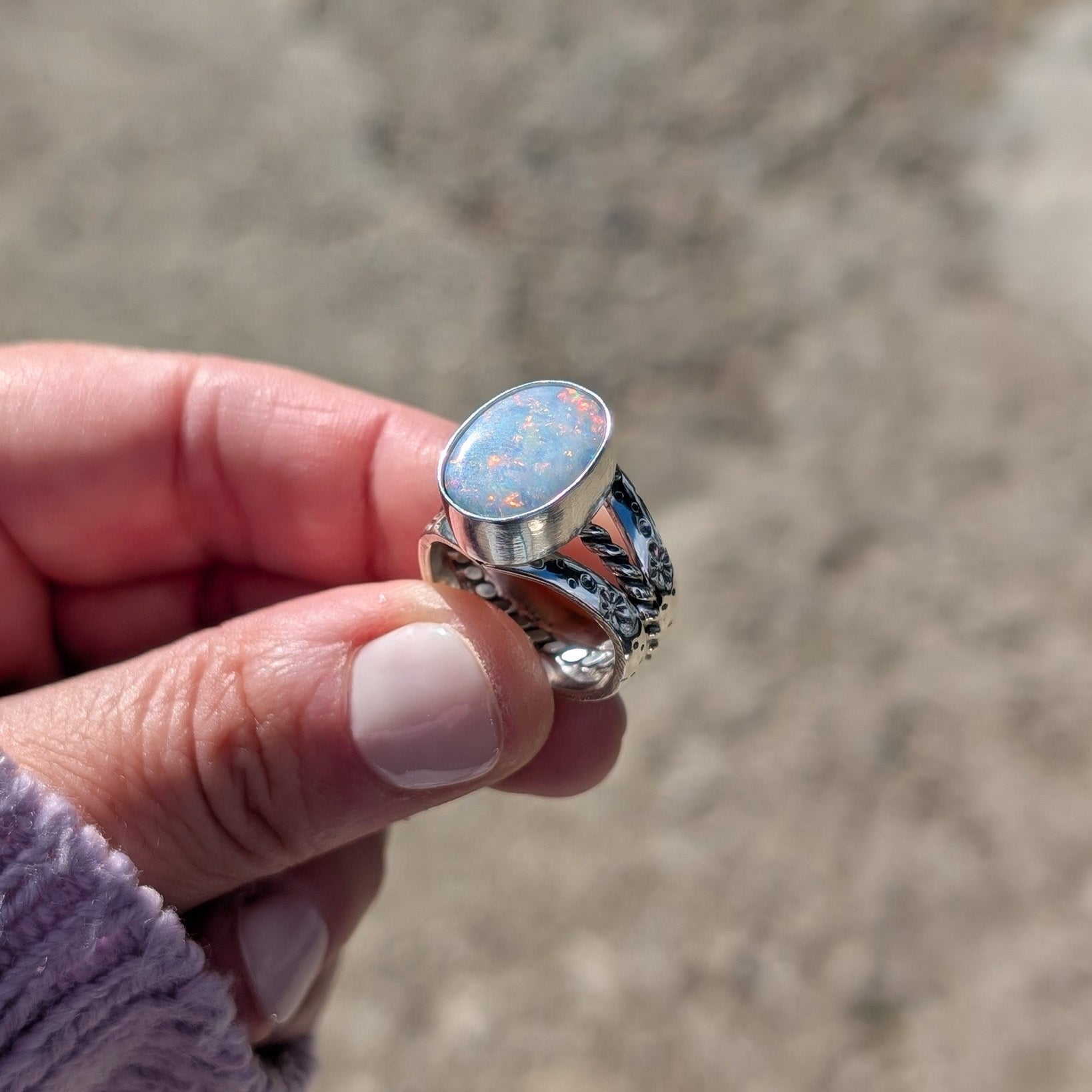 Anillo de plata con doblete de ópalo australiano