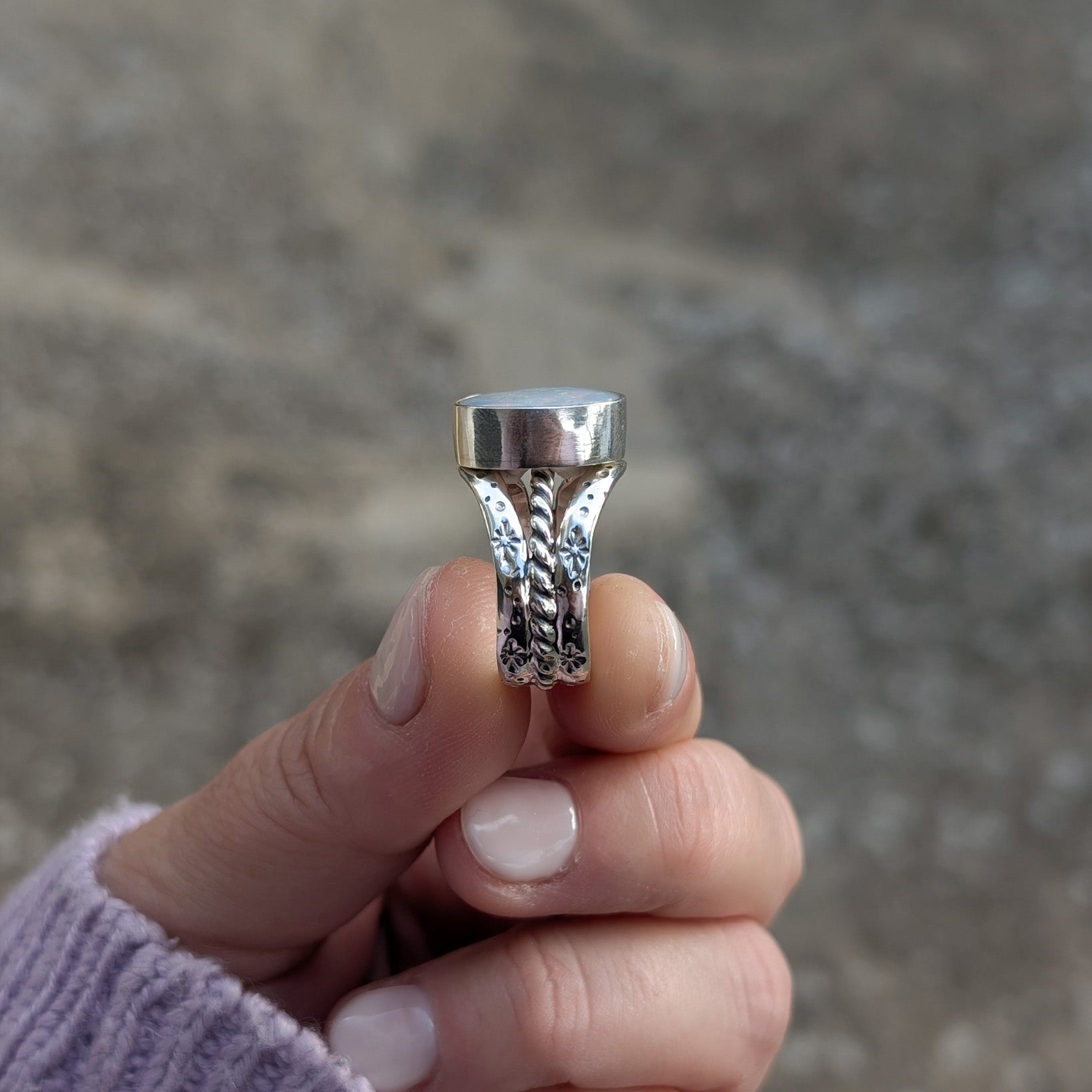 Anillo de plata con doblete de ópalo australiano