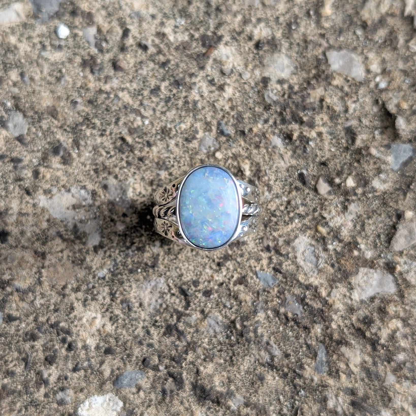 Anillo de plata con doblete de ópalo australiano