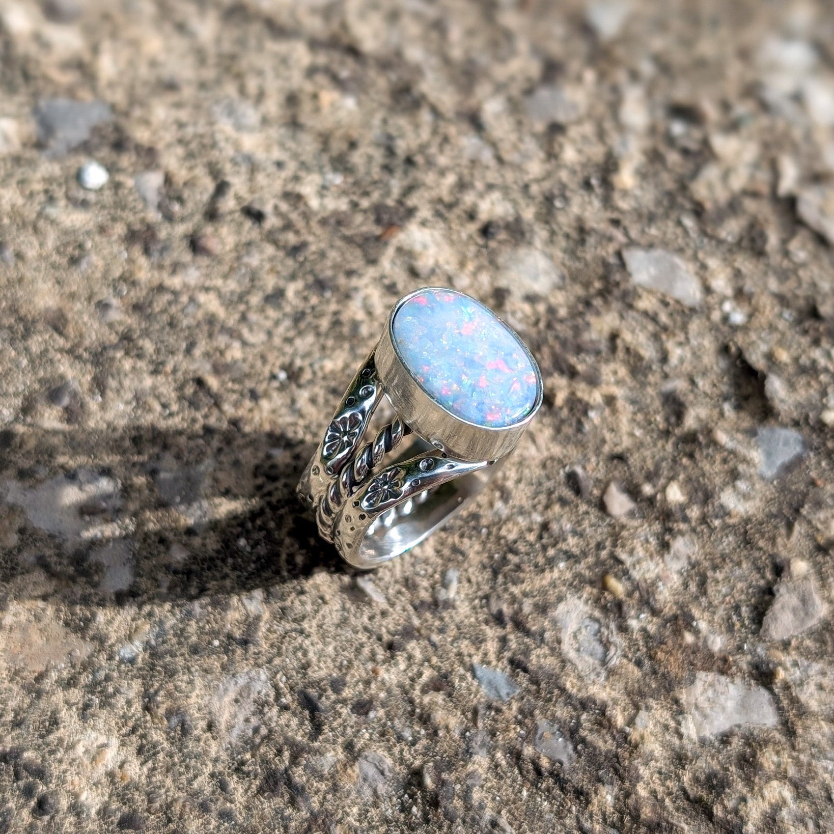 Anillo de plata con doblete de ópalo australiano