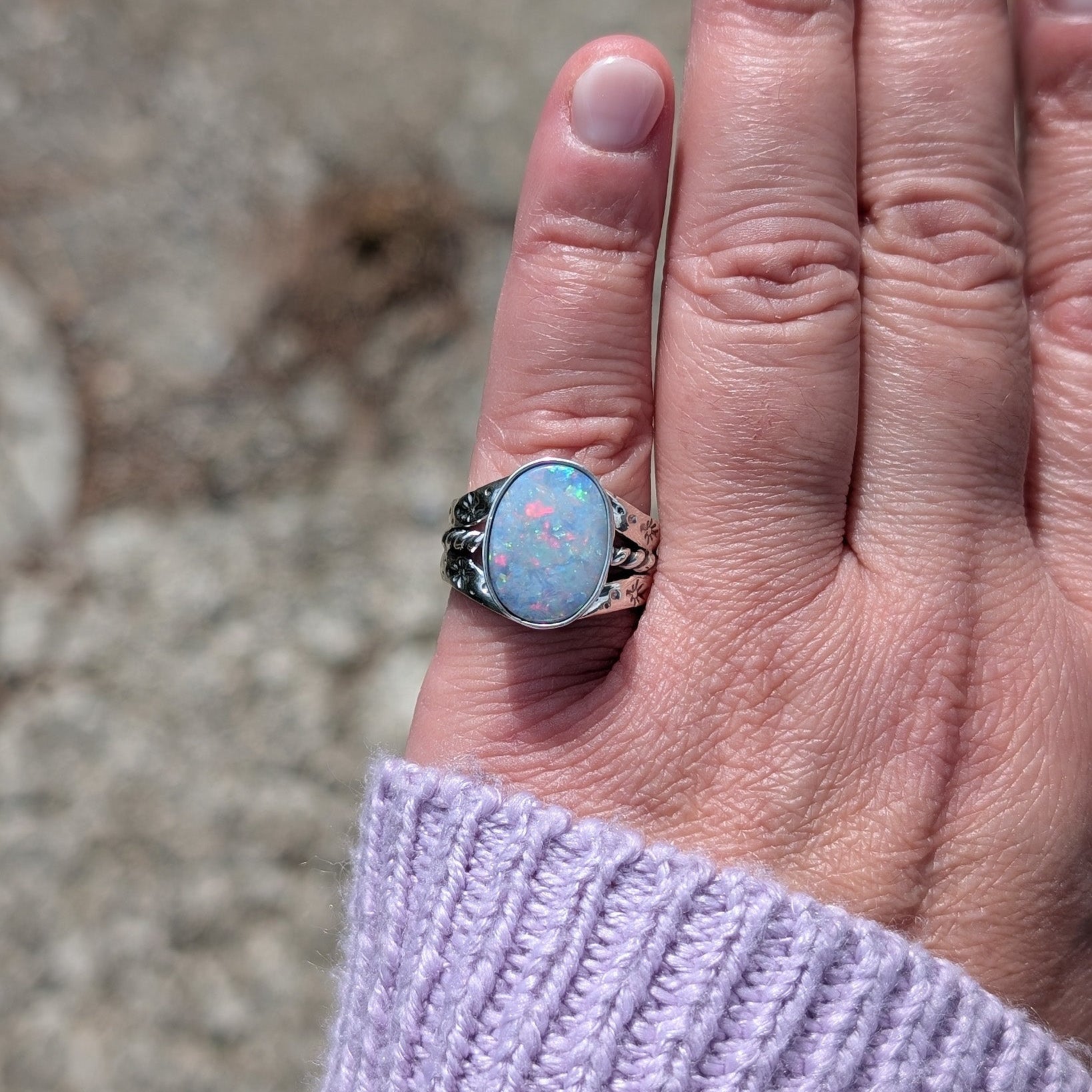 Anillo de plata con doblete de ópalo australiano