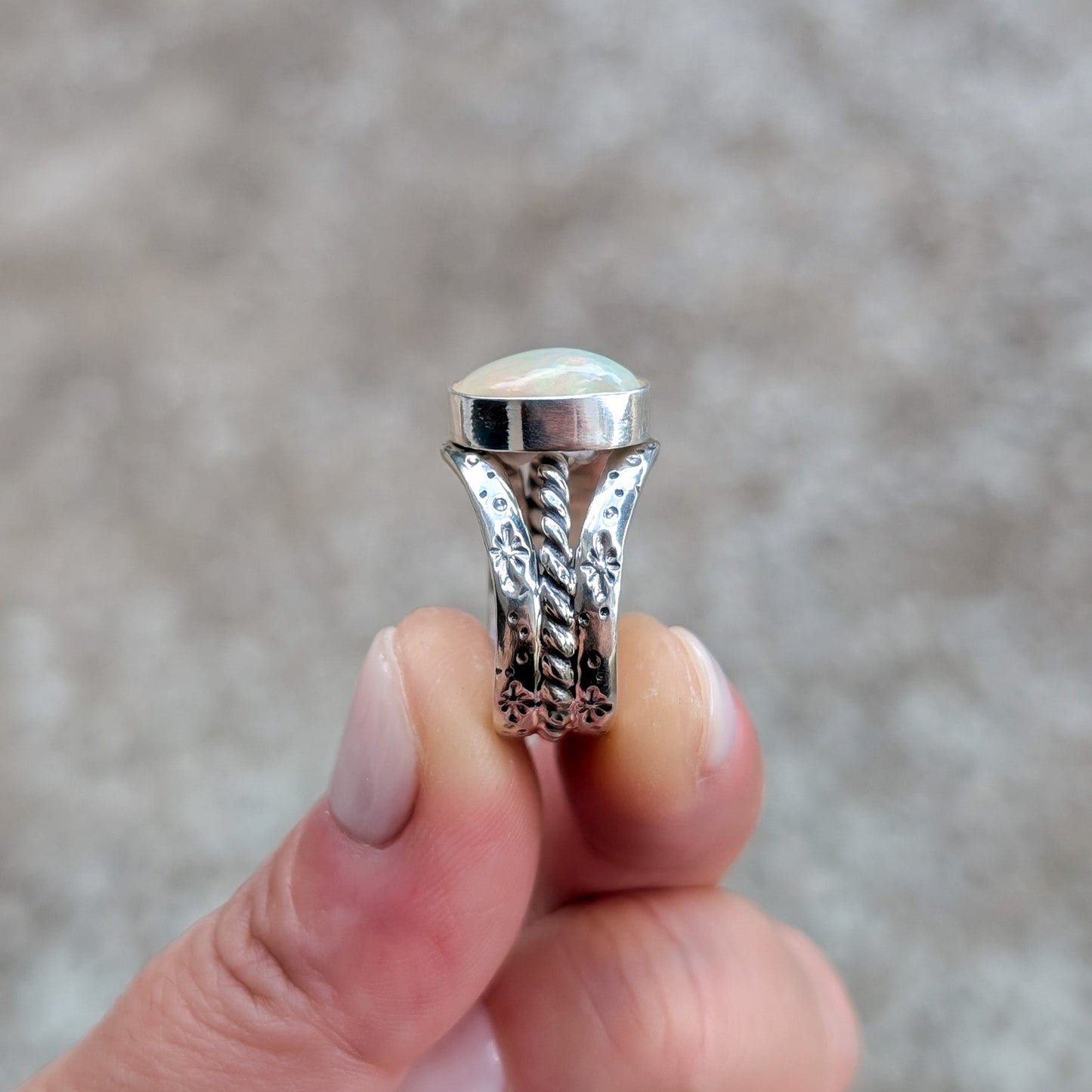 Anillo de plata con ópalo etíope