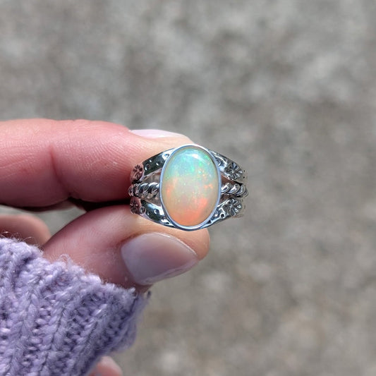 Anillo de plata con ópalo etíope