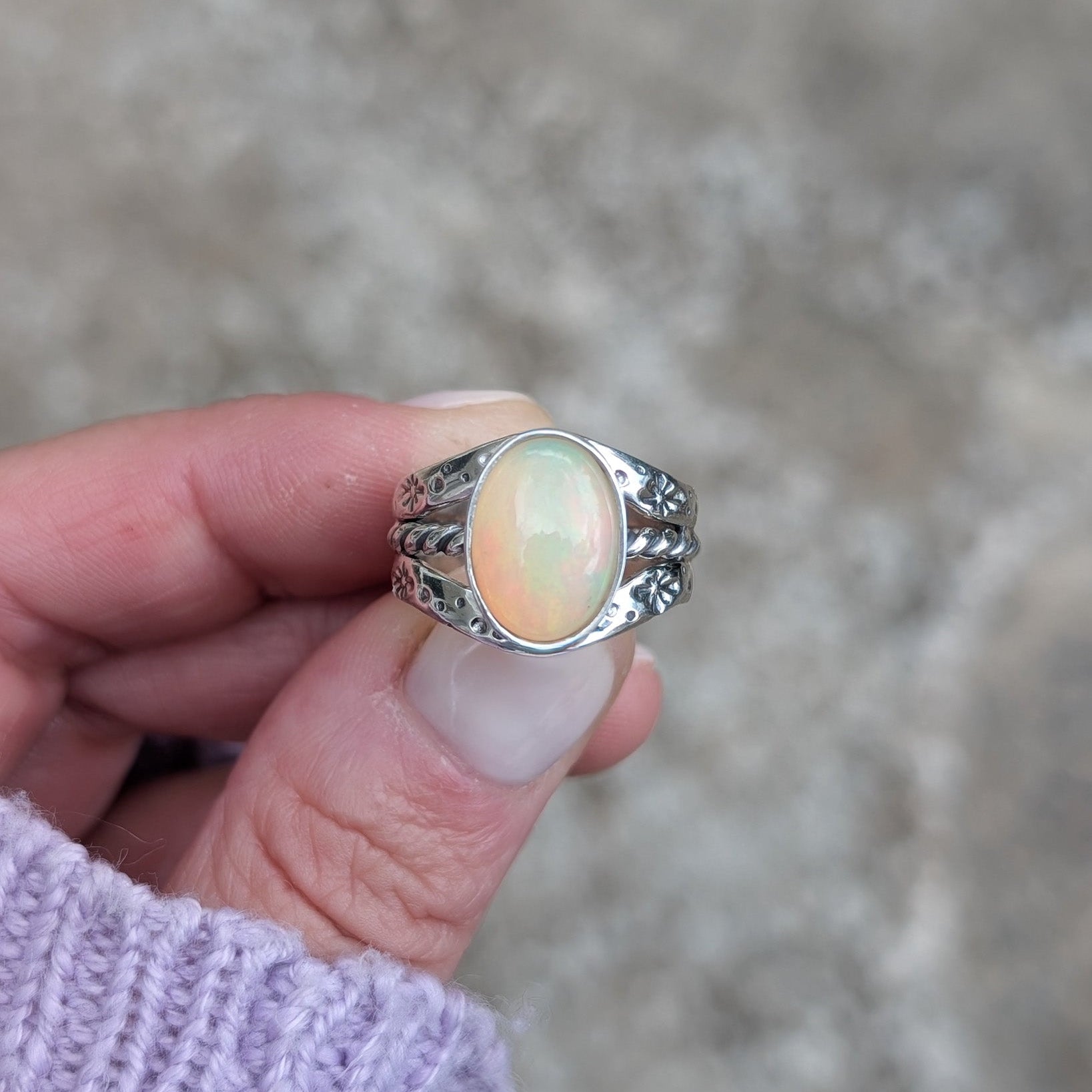 Anillo de plata con ópalo etíope