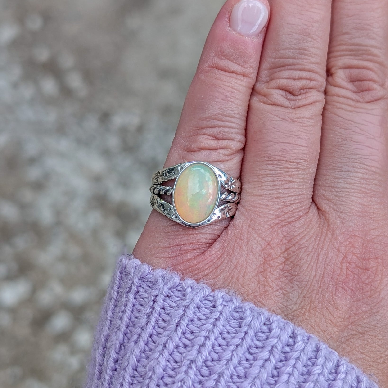 Anillo de plata con ópalo etíope