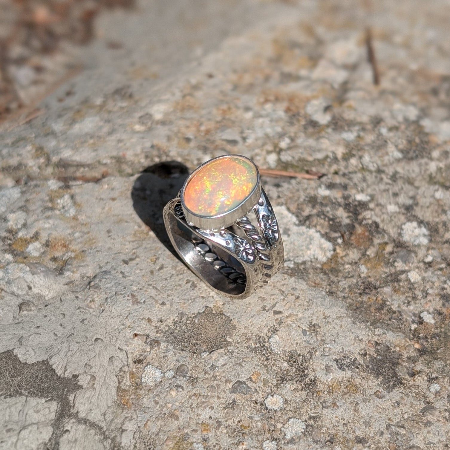 Anillo de plata con ópalo etíope