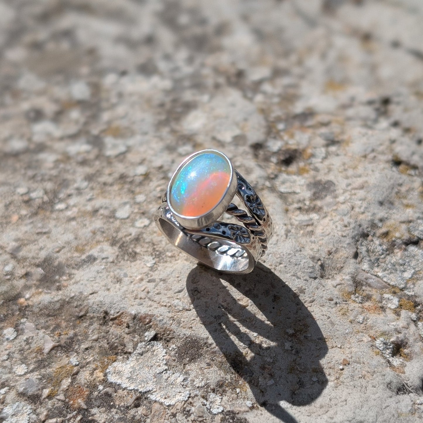 Anillo de plata con ópalo etíope