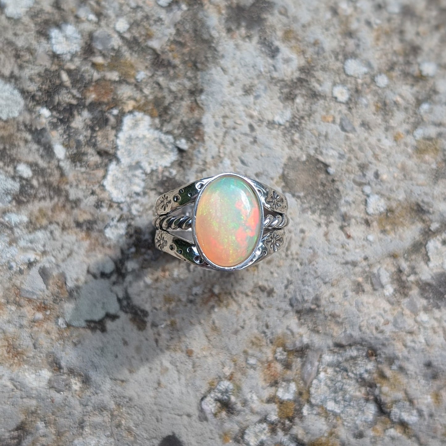 Anillo de plata con ópalo etíope