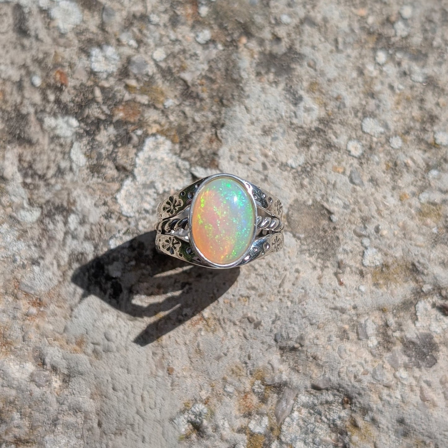 Anillo de plata con ópalo etíope.