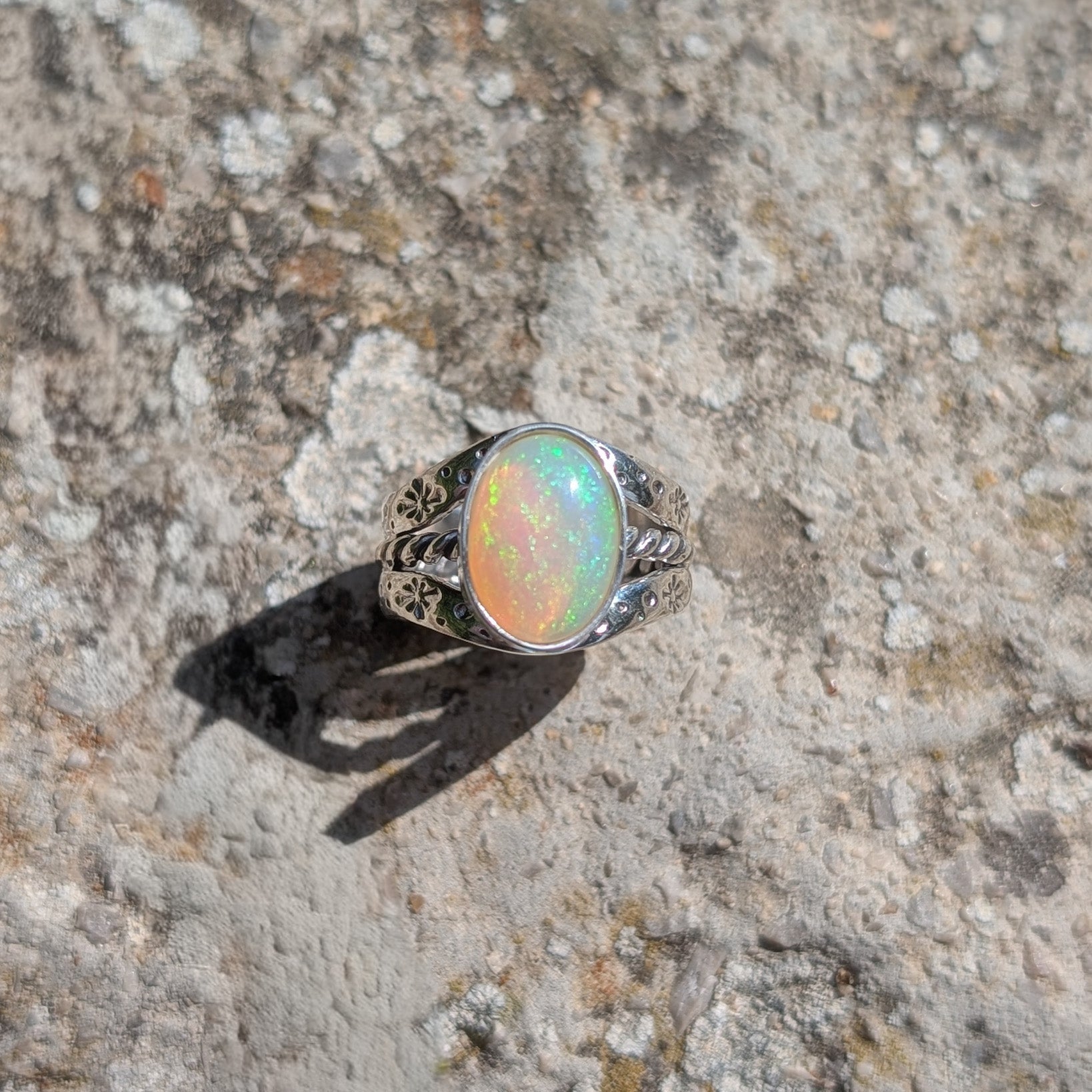 Anillo de plata con ópalo etíope.