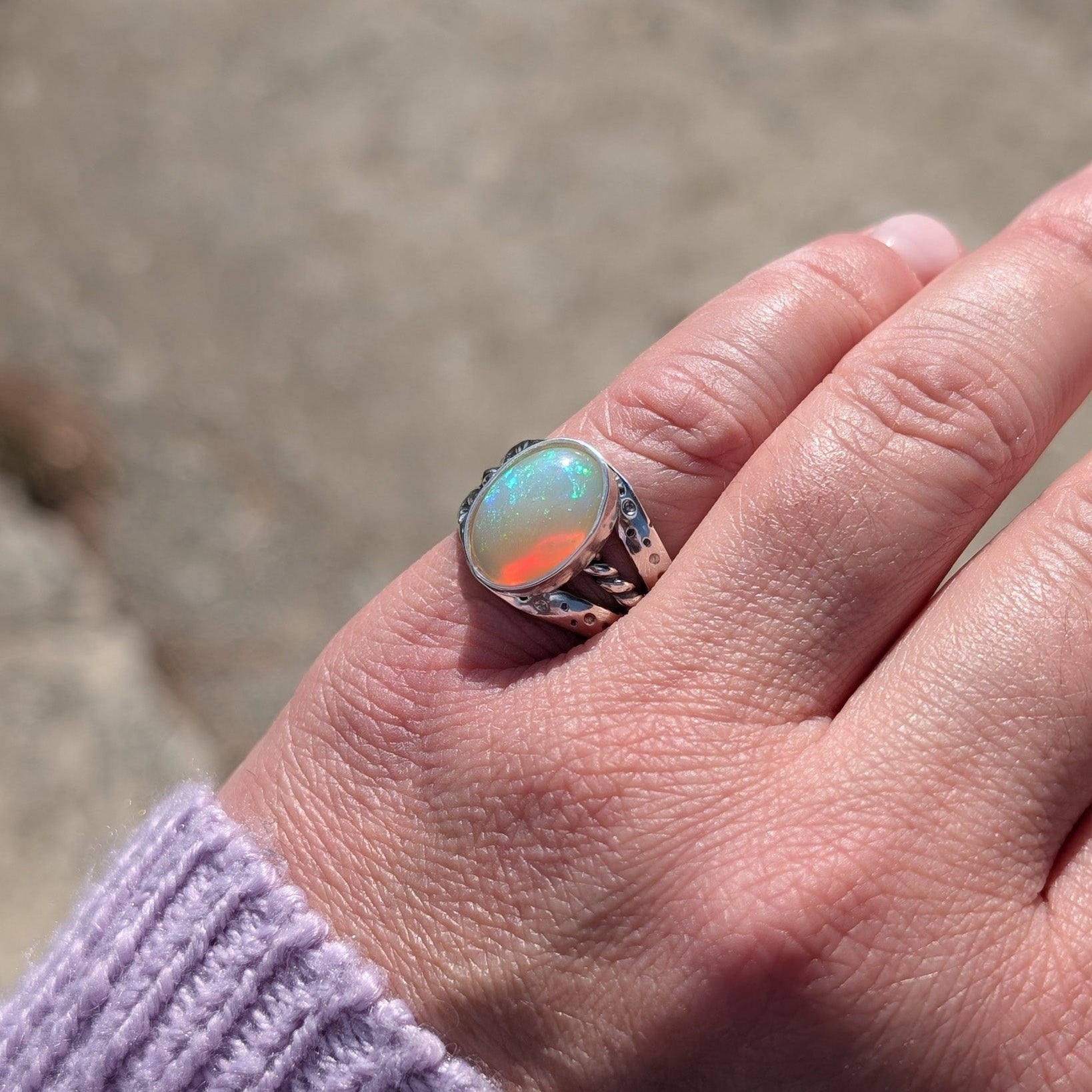 Anillo de plata con ópalo etíope