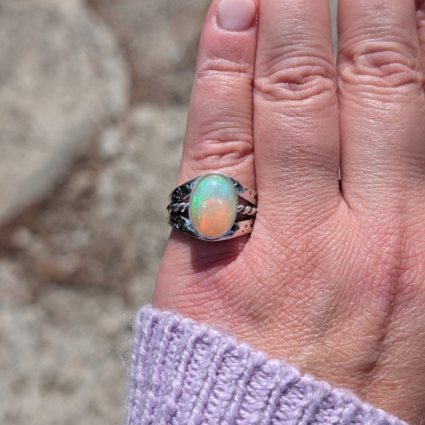 Anillo de plata con ópalo etíope