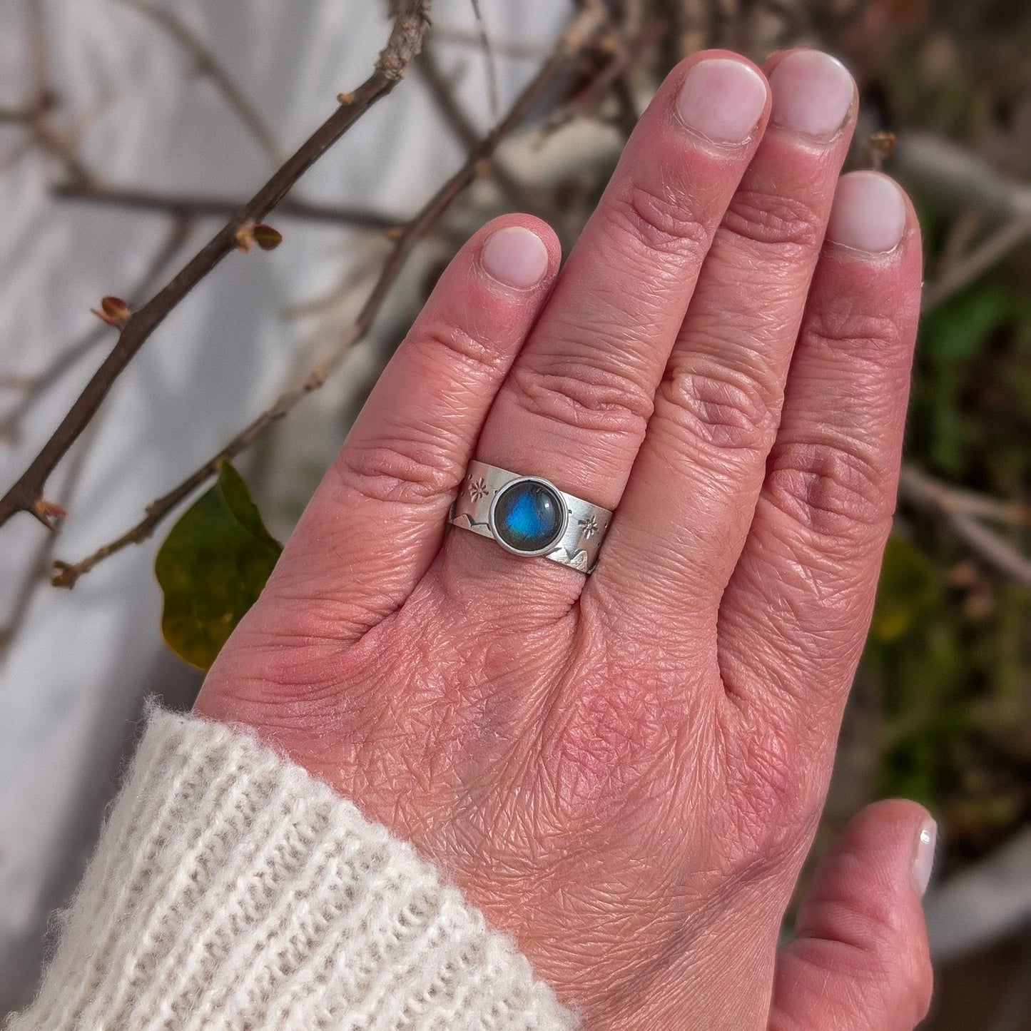 Anillo con montañas y labradorita
