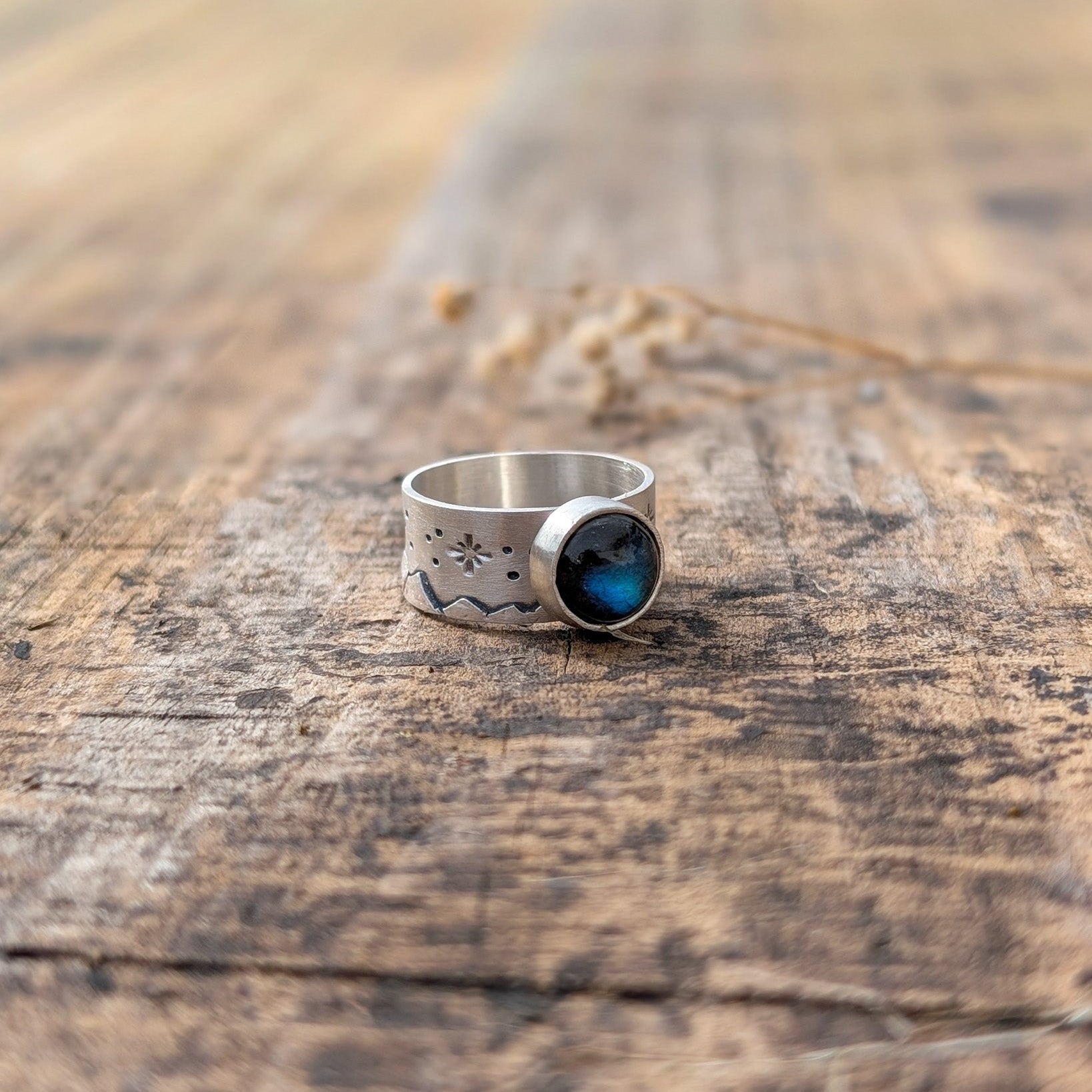 Anillo con montañas y labradorita