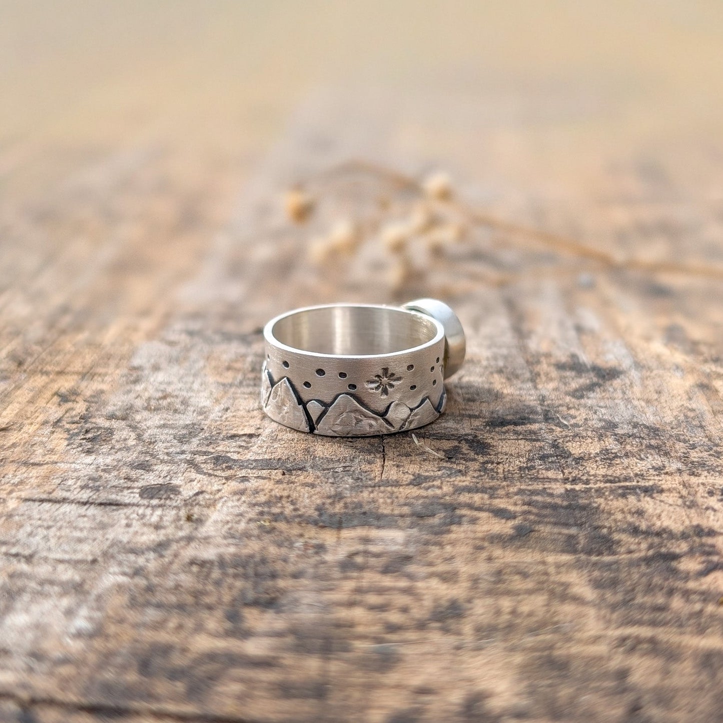 Anillo con montañas y labradorita