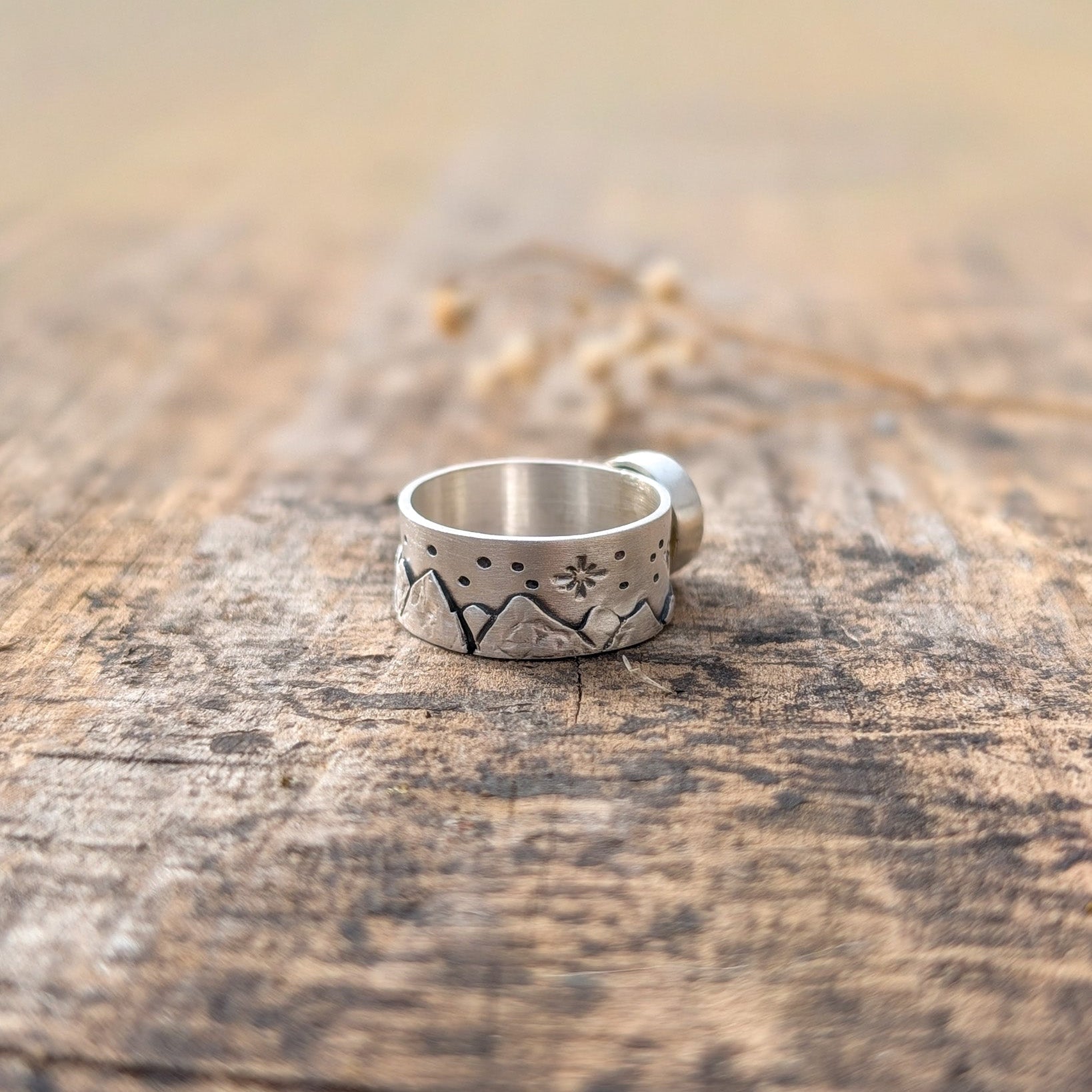 Anillo con montañas y labradorita
