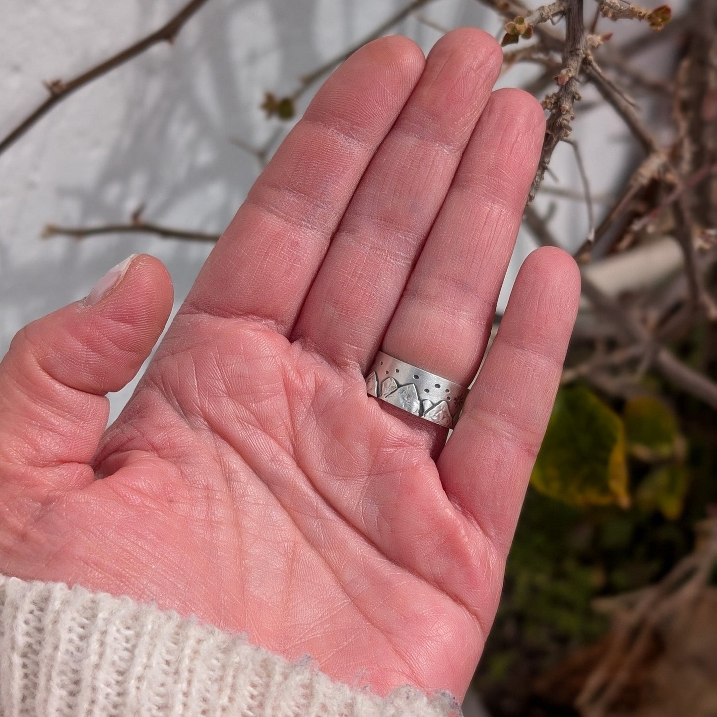Anillo con montañas y labradorita