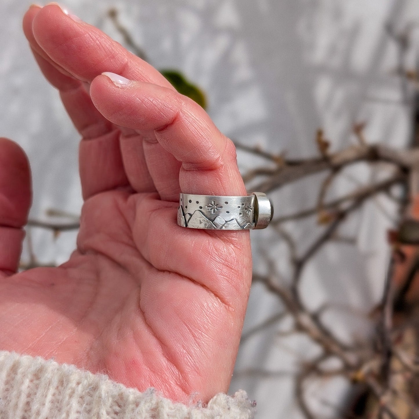 Anillo con montañas y labradorita