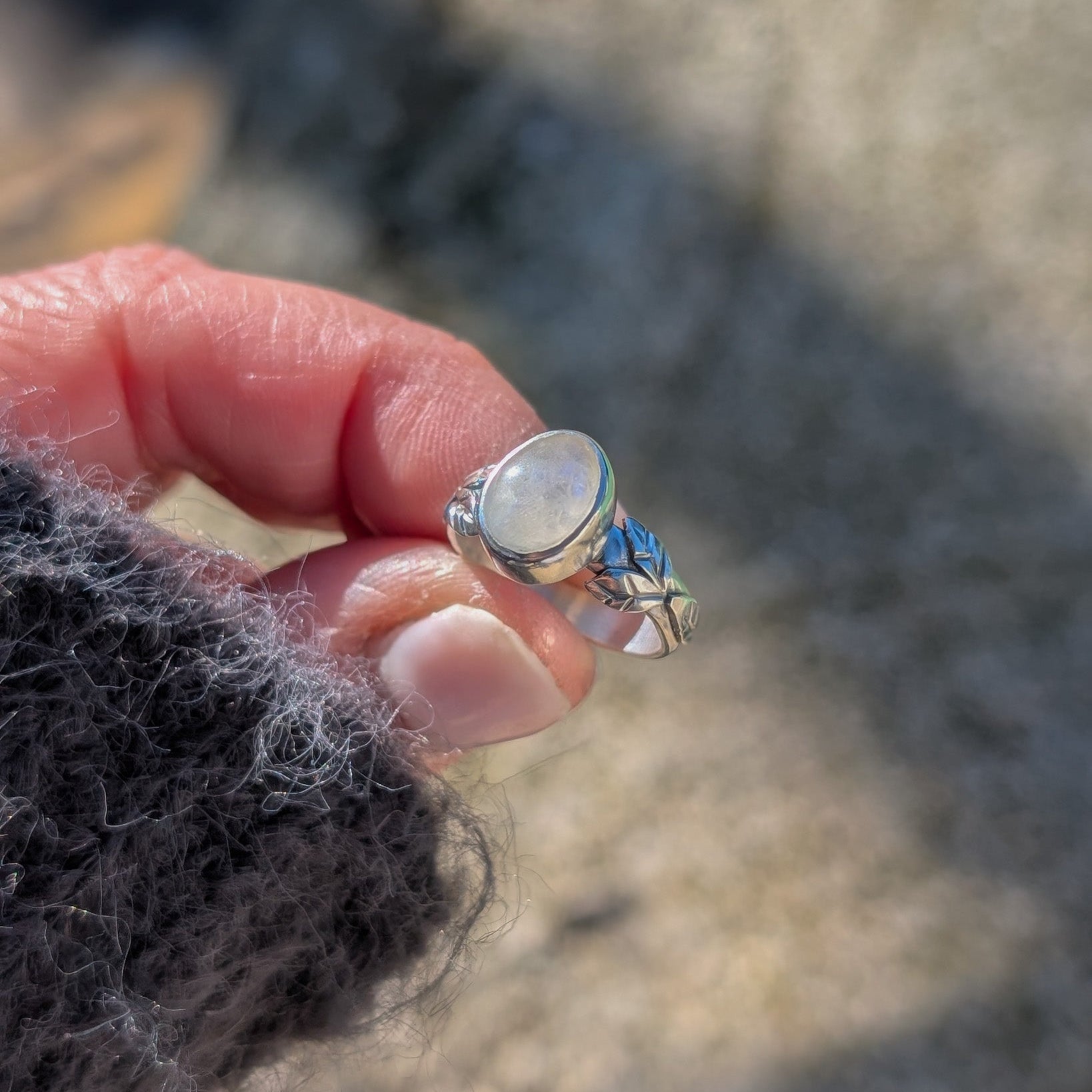 Anillo de plata con hojas y Piedra Luna