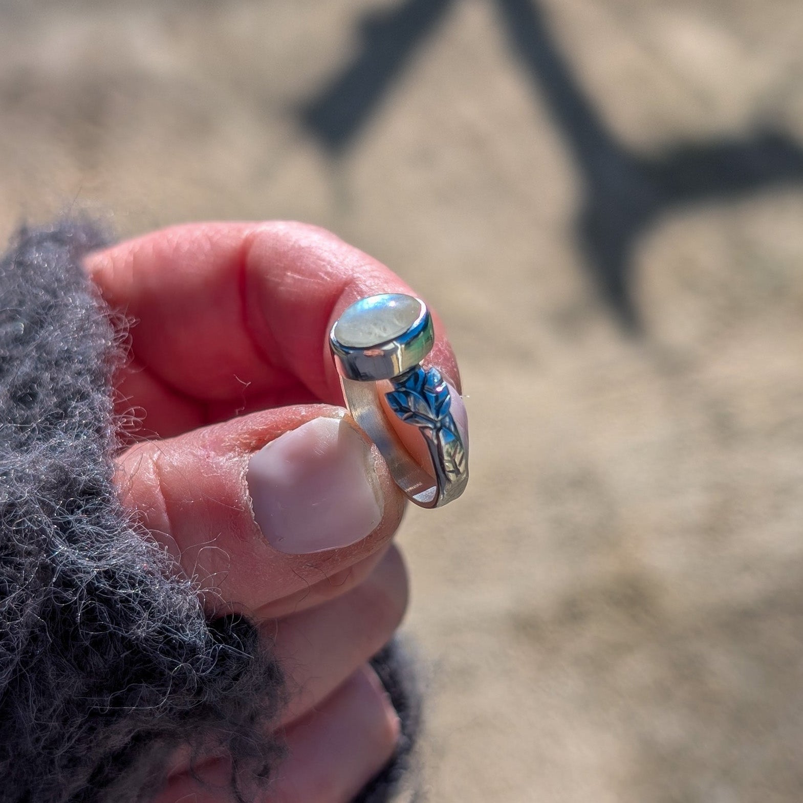 Anillo de plata con hojas y Piedra Luna