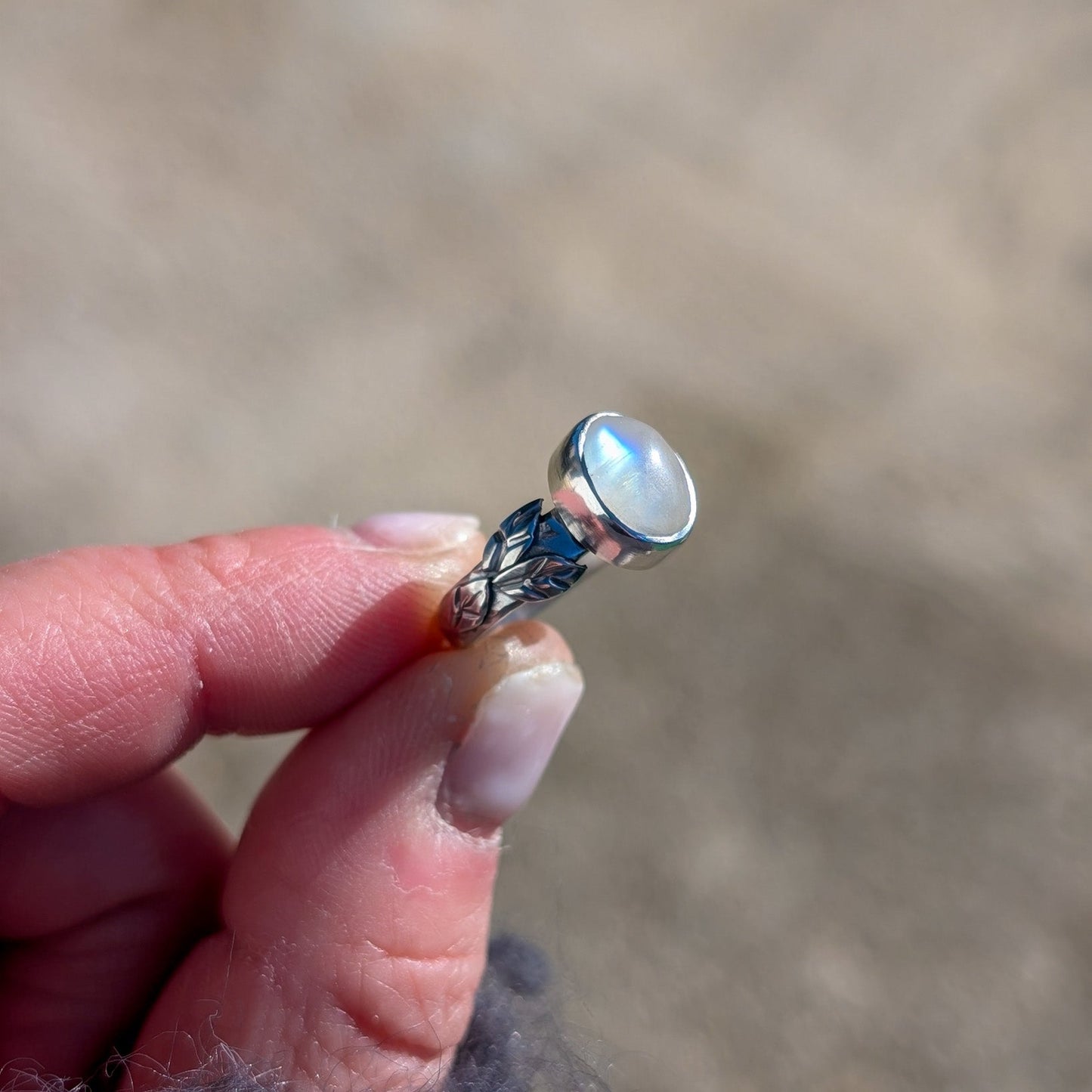 Anillo de plata con hojas y Piedra Luna