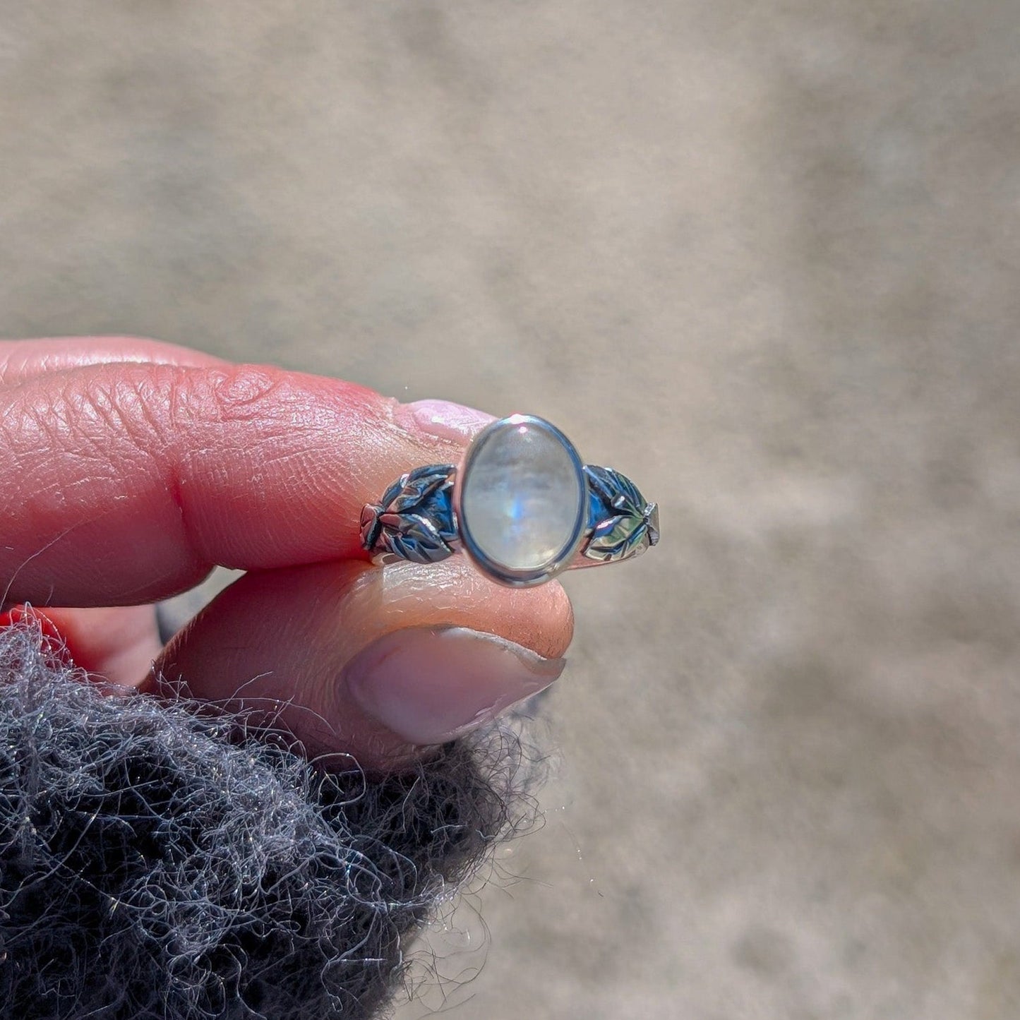 Anillo de plata con hojas y Piedra Luna