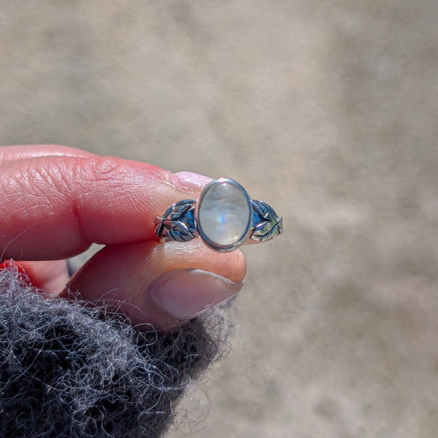 Anillo de plata con hojas y Piedra Luna