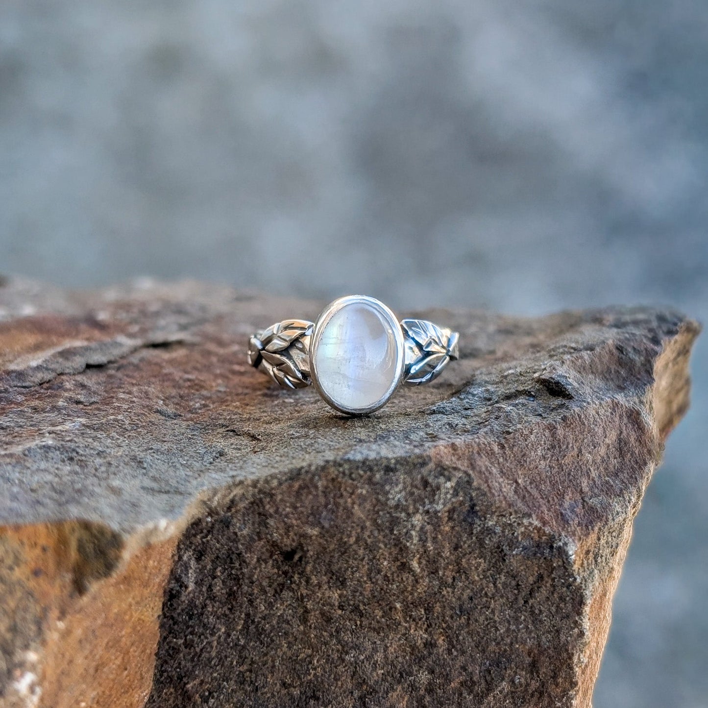 Anillo de plata con hojas y Piedra Luna