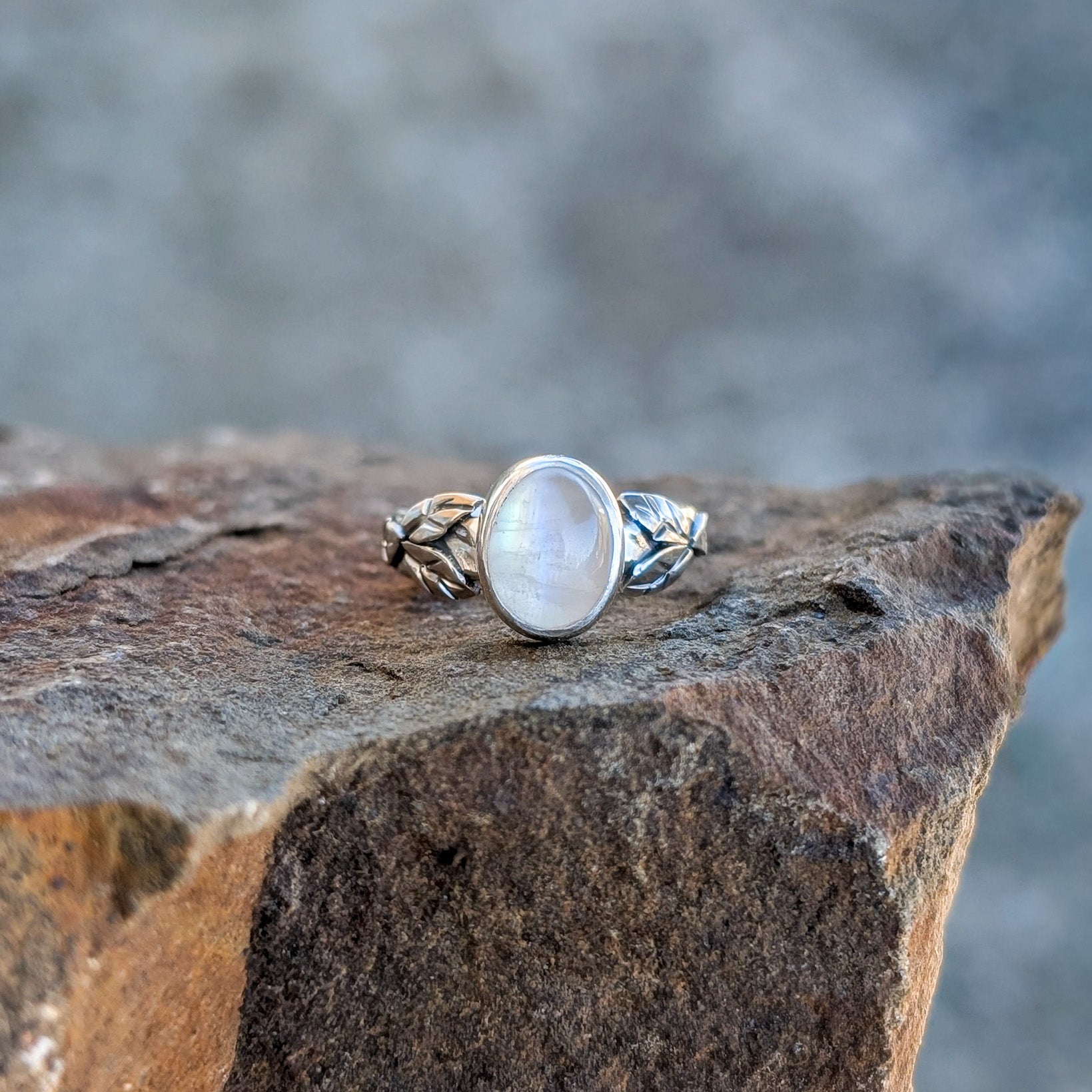 Anillo de plata con hojas y Piedra Luna