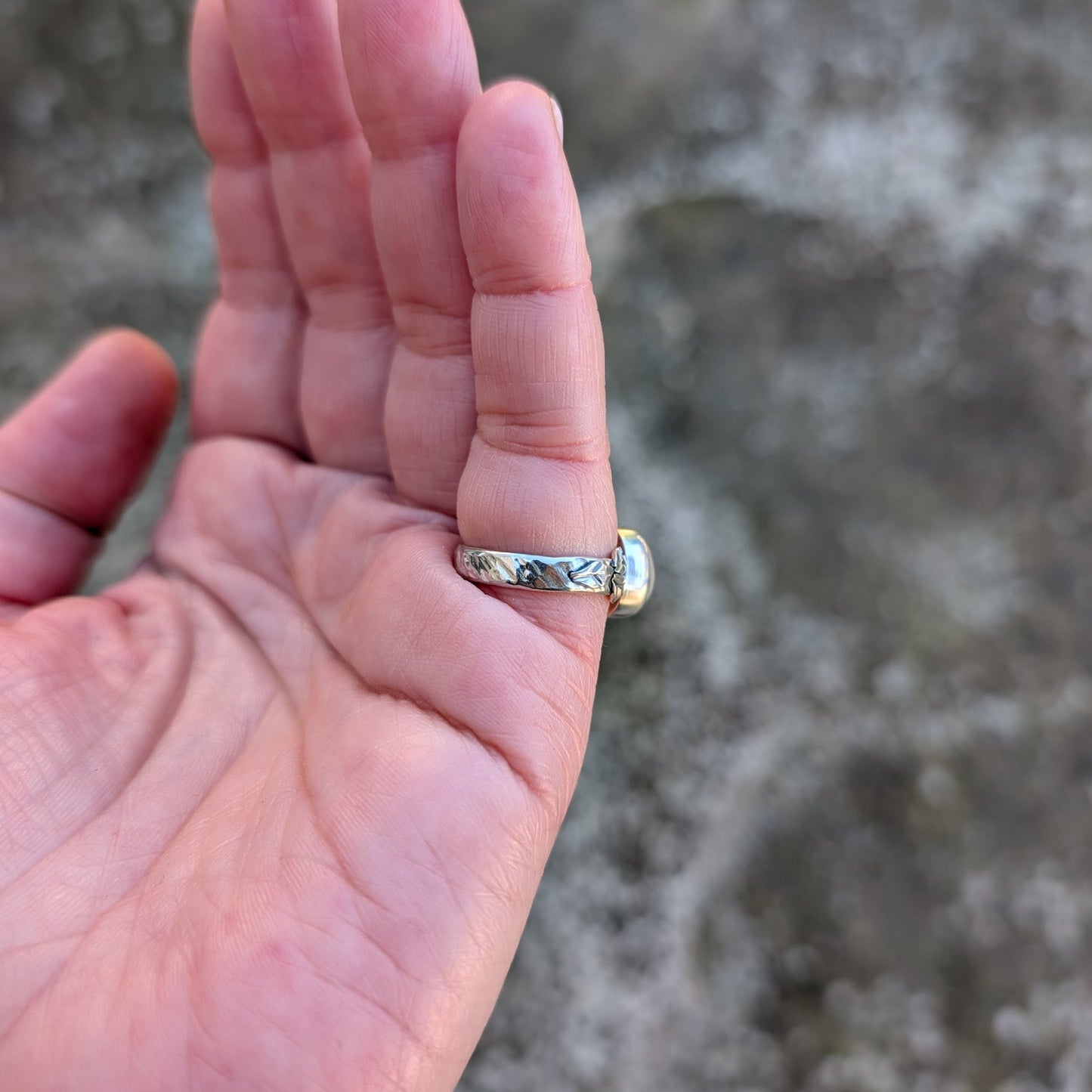 Anillo de plata con hojas y Piedra Luna