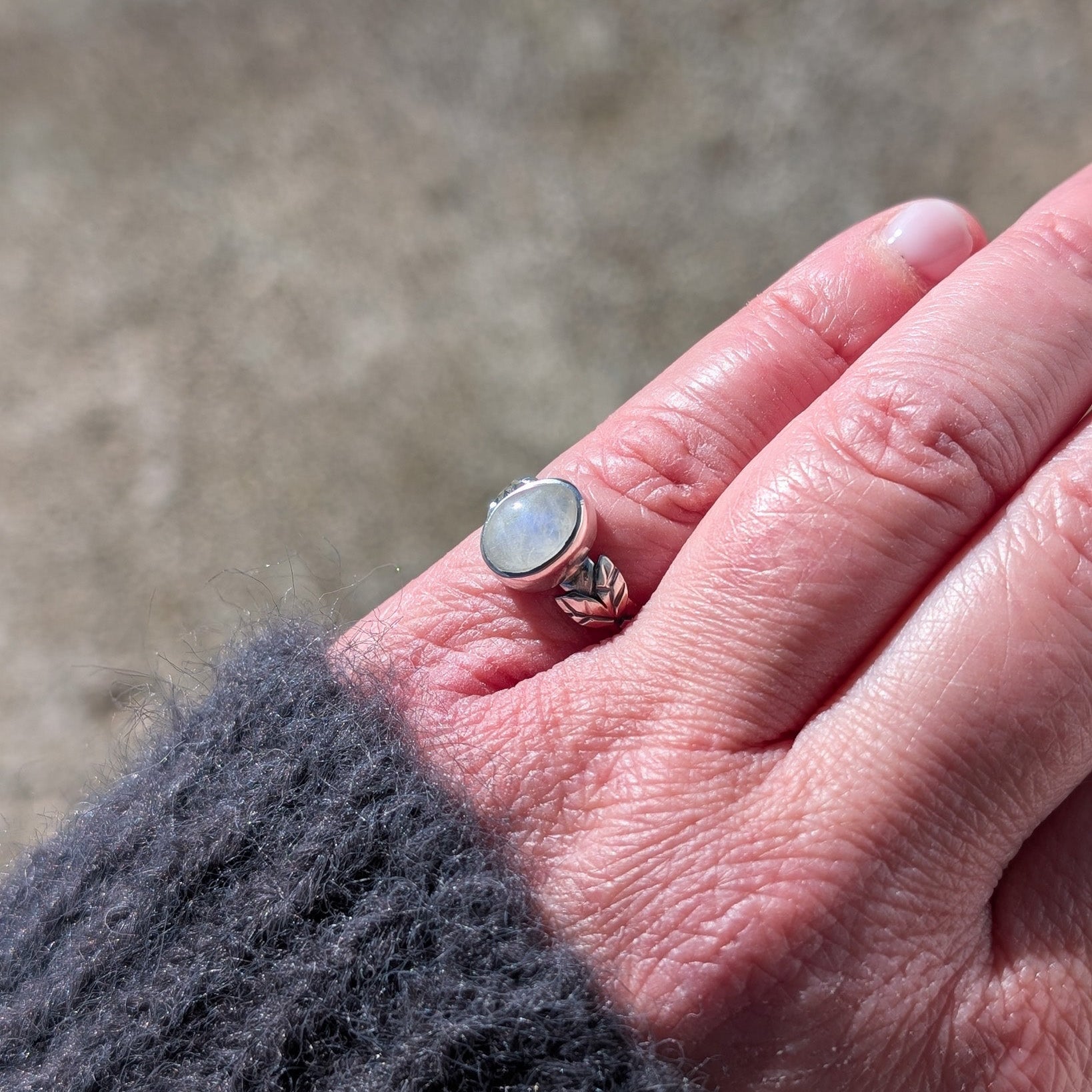 Anillo de plata con hojas y Piedra Luna