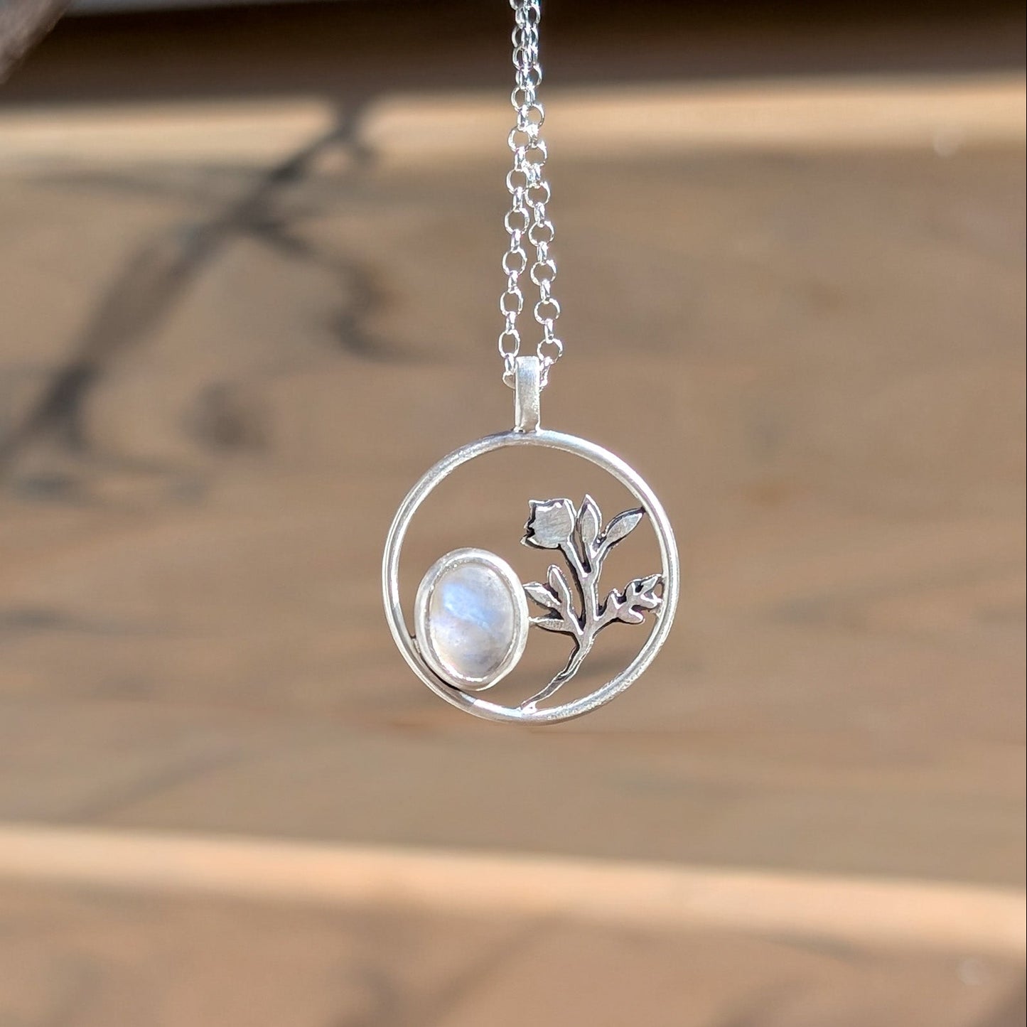 Colgante de plata con Piedra Luna y flores