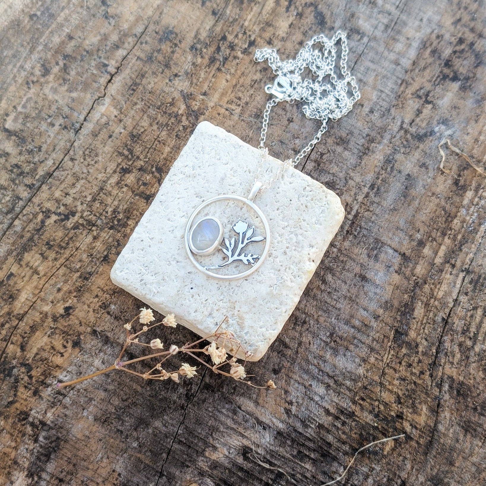 Colgante de plata con Piedra Luna y flores