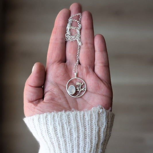 Colgante de plata con Piedra Luna y flores