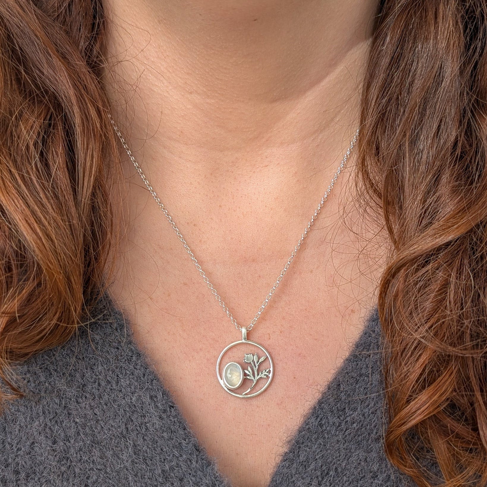Colgante de plata con Piedra Luna y flores