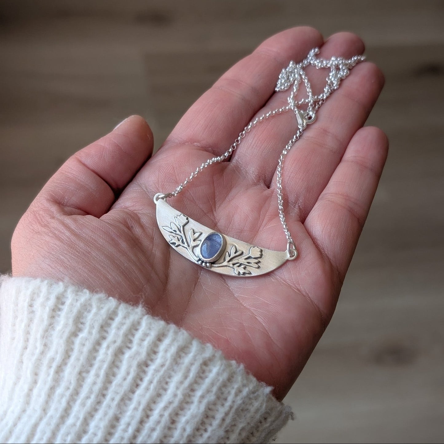 Colgante de plata con Tanzanita y flores