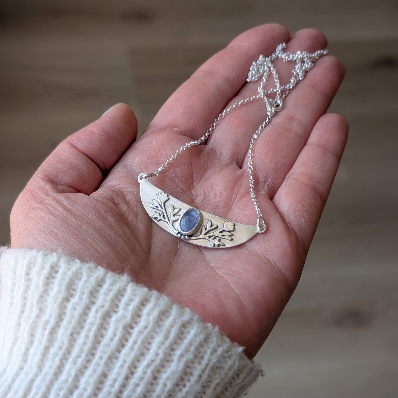Colgante de plata con Tanzanita y flores