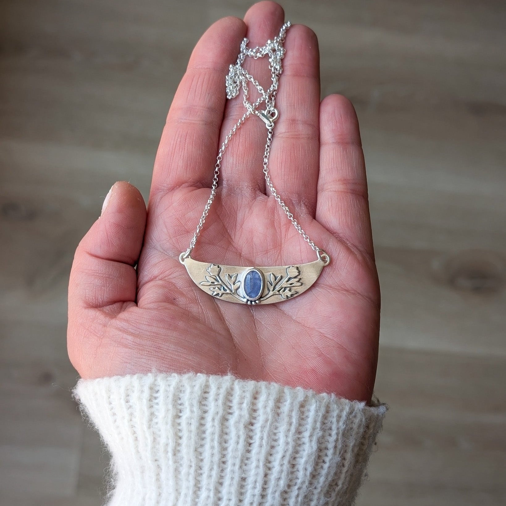 Colgante de plata con Tanzanita y flores