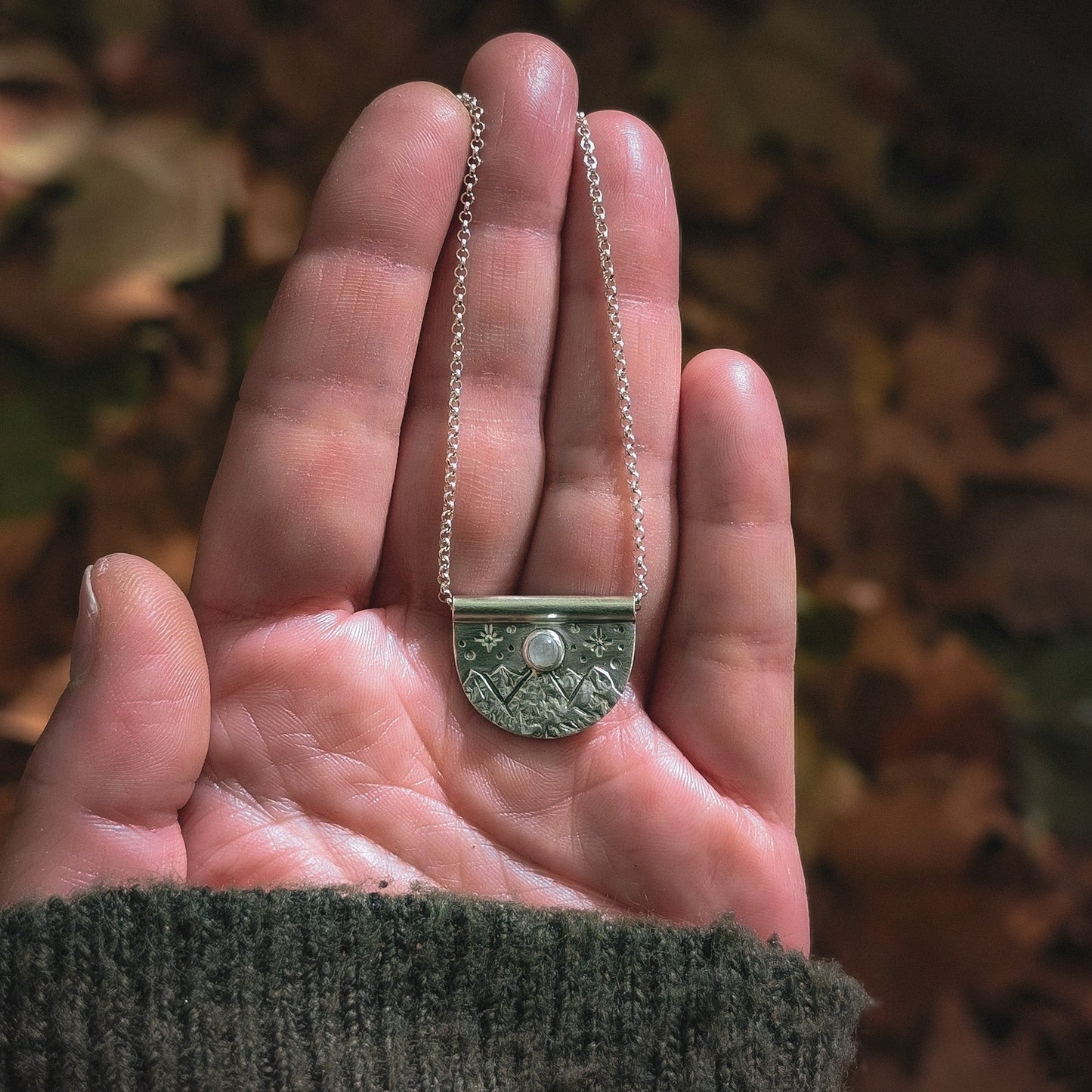 Colgante de plata con montañas y piedra luna